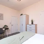 Cheerful Double En-Suite Room With Free Wifi